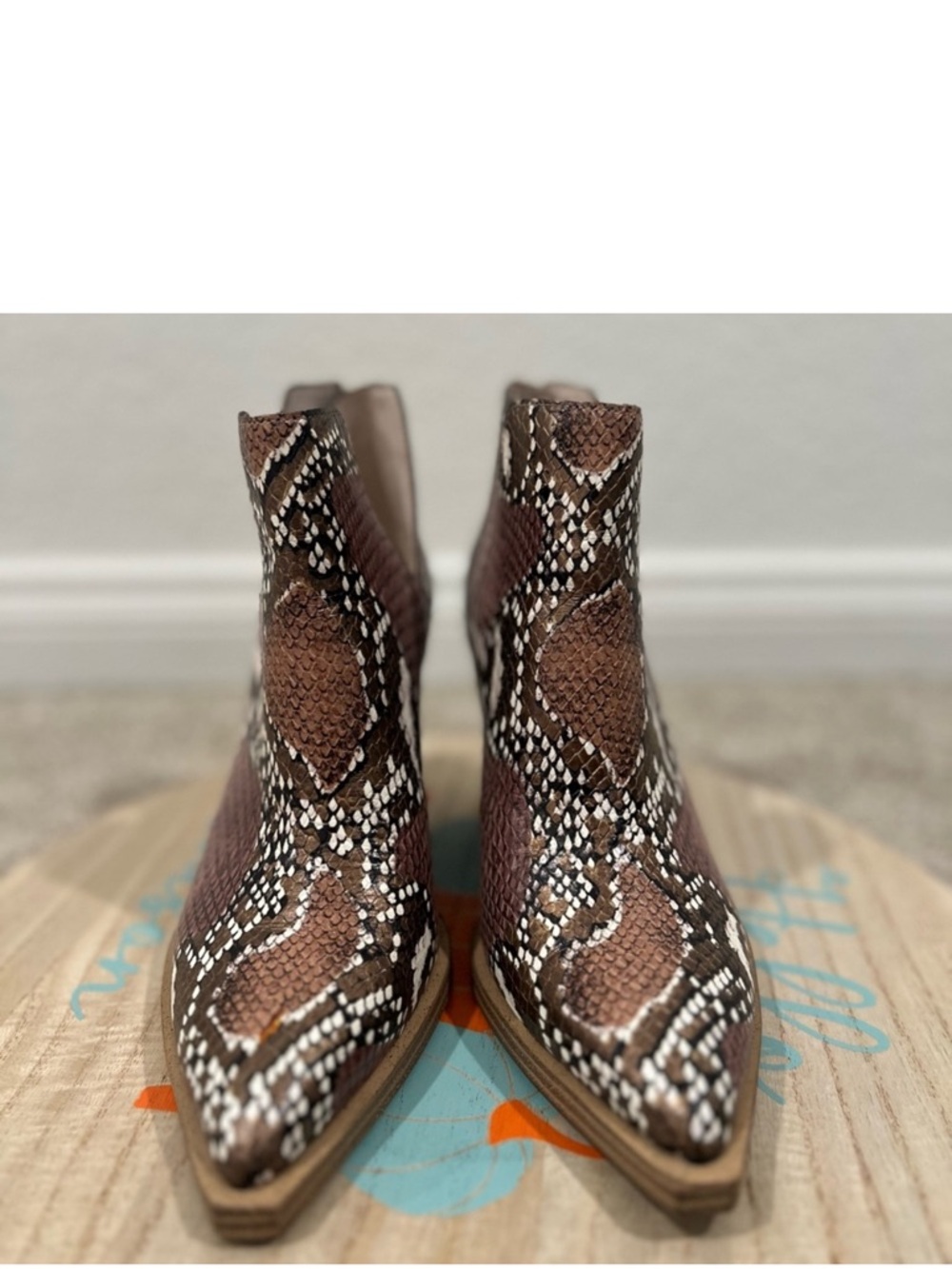 ⚜️Vince Camuto Gigietta Ankle Booties - Brown and Cream